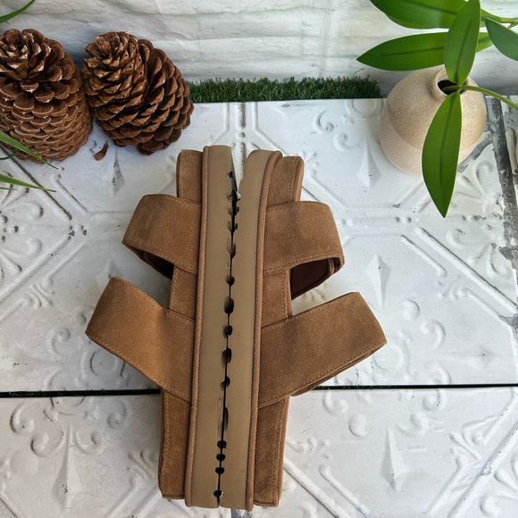 UGG
Women's Greer Platform Slide Sandals Chestnut size 9.5 gently used - Picture 11 of 14